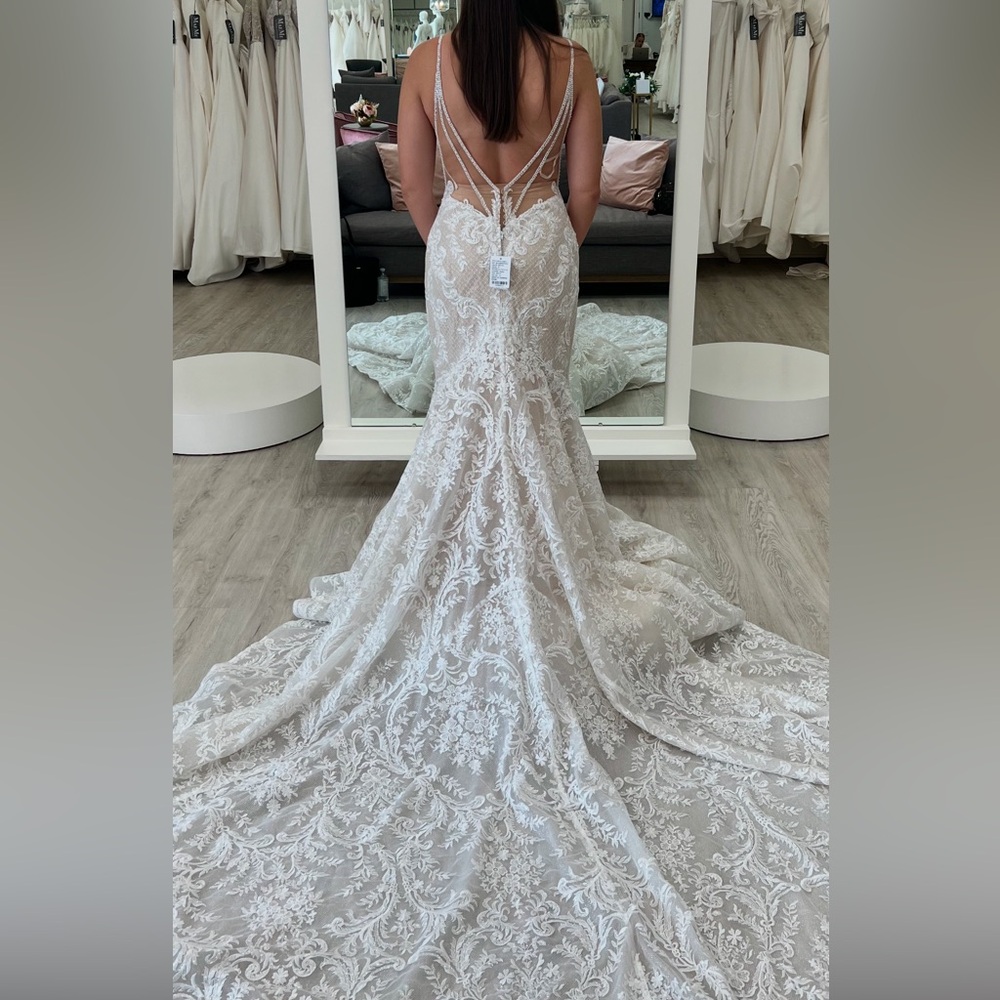 Martina Liana Wedding Dress with Train - Picture 5 of 12